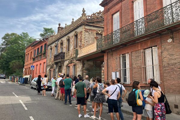 Une longue file d'attente ce dimanche 17 septembre pour visiter la Fabrique Giscard à Toulouse.