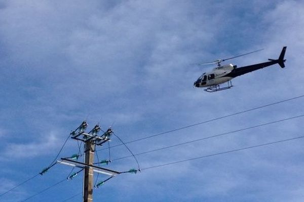 Hélicoptère ERDF survolant des lignes moyennes tensions