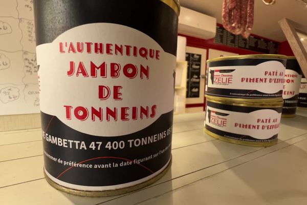 Délaissée depuis 2021, la marque du traditionnel jambon de Tonneins, une recette ancestrale du Lot-et-Garonne, a été déposée à l'INPI par un ancien élu du Rassemblement national. Une nouvelle qui a provoqué la colère des charcutiers locaux.