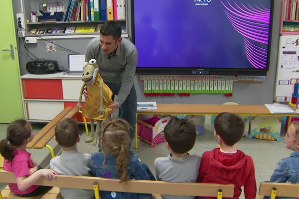 La marionnette Josette a tout de suite séduit ces élèves de maternelle de Neuville-de-Poitou.