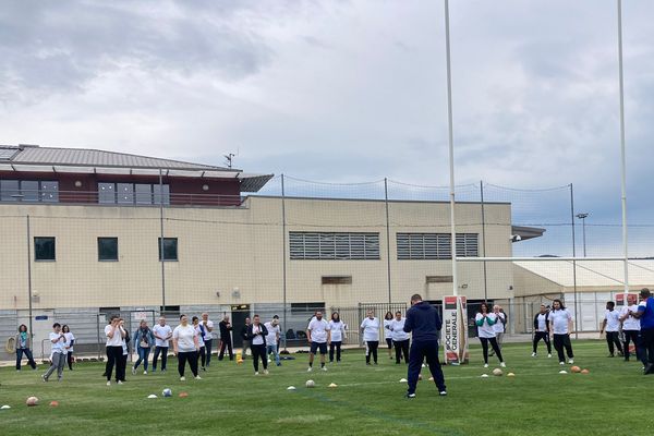 Candidats et recruteurs font connaissance en jouant au rugby au cours d'un jobdating pas comme les autres à La Voulte sur Rhône en Ardèche