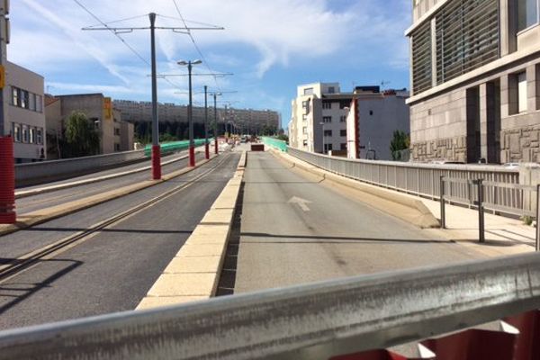 Les travaux de rénovation du viaduc Saint-Jacques à Clermont-Ferrand vont se prolonger. La circulation des tramways ne reprendra pas fin août, comme prévu initialement, entre les arrêts Maison de la Culture et La Pardieu gare.
