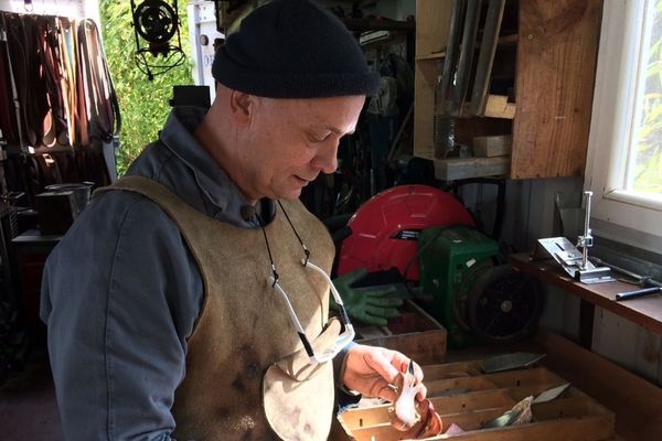 Jean-Louis Piérard dans son atelier, à La Teste-de-Buch en Gironde