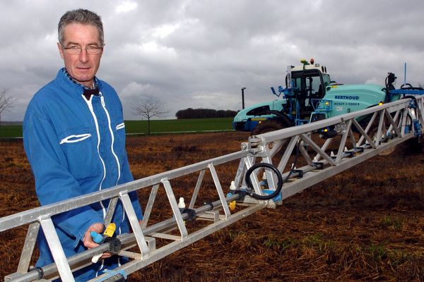 Dominique Marchal a été le premier agriculteur a être reconnu porteur d 'une maladie professionnelle des suites d 'une utilisation de produit phytosanitaire sur son exploitation. Photo archive, Serres (54) le 17/11/06.