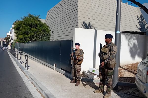 Devant le Consistoire israélite de Marseille, sept militaires renforcent la sécurité du lieu de culte juif.