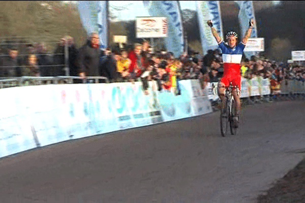 C'est Francis Mourey, champion de France, qui remporte ce dimanche à Flamanville la finale du challenge national de cyclo-cross