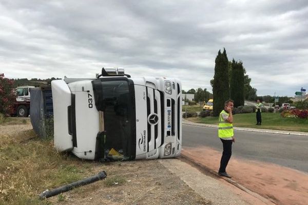 Le camion est arrivé trop vite sur le rond-point.