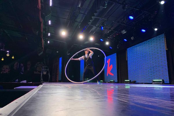 L'artiste Slava Iroshnikov présente son numéro "Cyr Wheel".