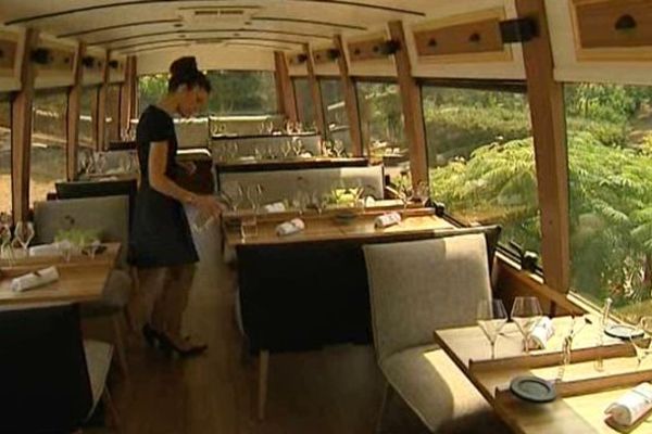 Avant l'arrivée des clients, les tables sont dressées dans le Bus 26, nouveau restaurant gastronomique qui se déplace autour de Clermont-Ferrand