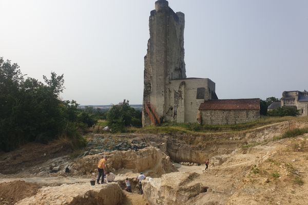 Reprise des fouilles au Château du Haut Clairvaux, à Scorbé-Clairvaux (86)