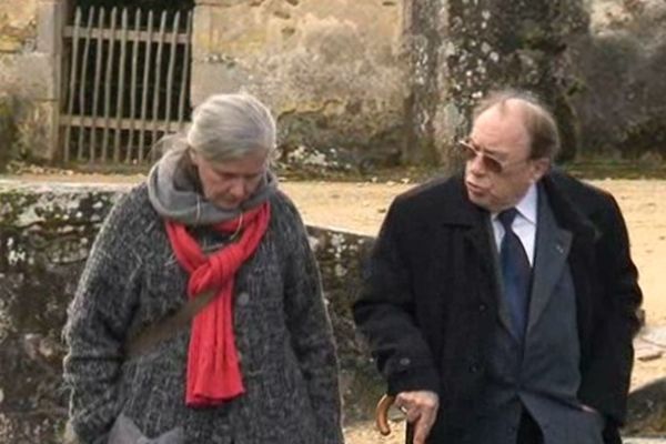 Raymond Frugier, maire d'Oradour-sur-Glane visite les ruines du village martyr avec l'architecte des Bâtiments de France (Anne Mangin Payen)