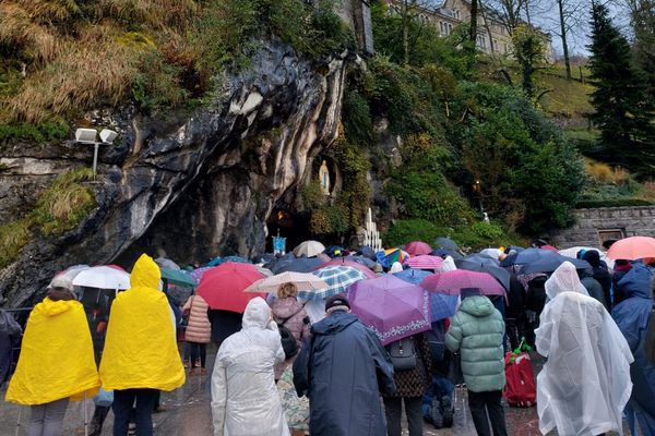 Les pèlerins à l'entrée de la Grotte de Massabielle, cœur battant du sanctuaire de Lourdes.