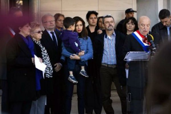 Marc Féret avec sa femme, son fils , sa mère et sa soeur pendant le discours du maire de Velaux