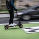 Une trottinette électrique ne doit pas dépasser les 25 km/h.