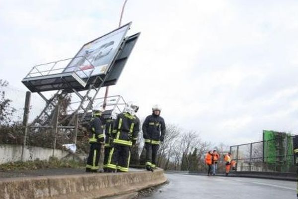 Un panneau jouxtant les voies du RER C et qui menaçait de s'effondrer a obligé la SNCF à interrompre le trafic.