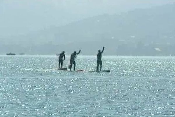 Course de stand up paddle sur le lac d'Annecy