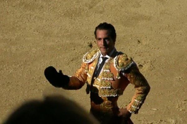 Aire sur l'Adour, 17 juin 2017. le dernier tour de piste d'Iván Fandiño qui vient de couper l'oreille du premier Baltasar Ibán de la corrida.