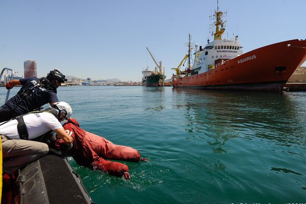 Entraînement au sauvetage en mer dans le port de Marseille, par les équipes de SOS Méditerranée