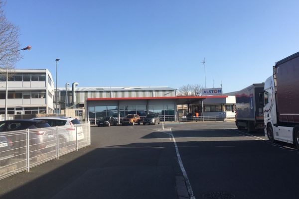 Les ateliers de production continuent de tourner chez Alstom à Aytré (Charente-Maritime).