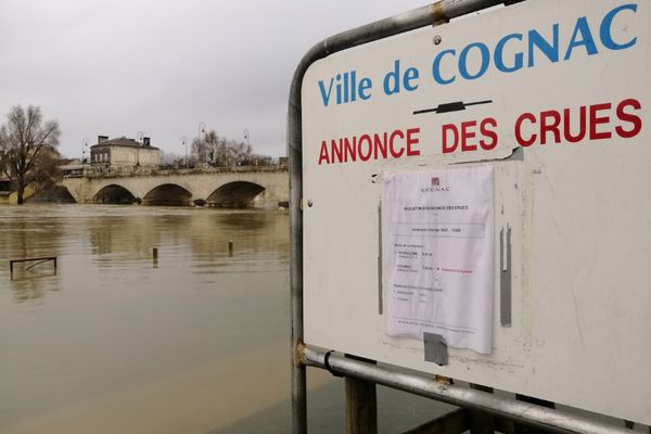 Cognac est sous les eaux, le pic de la Charente ne devrait être atteint que ce dimanche midi