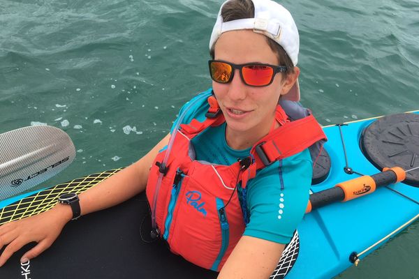 Charlotte Heintz à bord de son kayak et à la fin de son parcours solidaire pour récolter des fonds pour la lutte contre le cancer