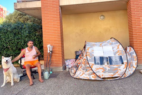 Esteban Gonzalez est à la rue depuis plus de deux ans. Il vit au pied d'une résidence au centre-ville de Toulouse. Le 23 juillet, il a entamé une grève de la faim pour dénoncer ses conditions de vie.