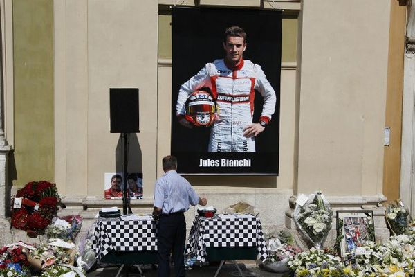 Hommage à Jules Bianchi devant la cathédrale Sainte-Réparade de Nice.