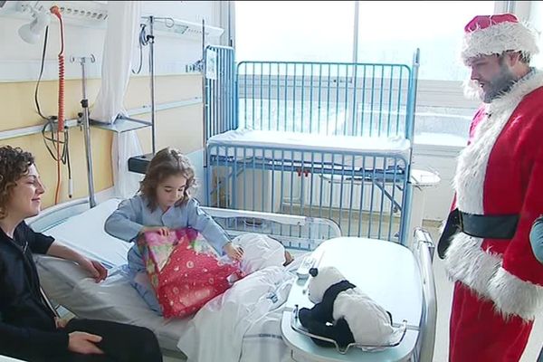 Il a rendu visite aux enfants hospitalisés