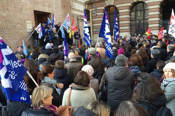 Les manifestants devant le conseil municipal de Toulouse