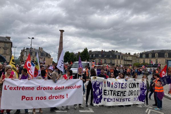 La marche féministe contre l'extrême droite s'est élancée place de la Victoire.