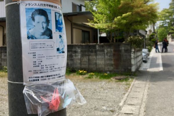 Des avis de recherche pour retrouver Tiphaine Véron sont placardés dans les rues de Nikko au Japon.