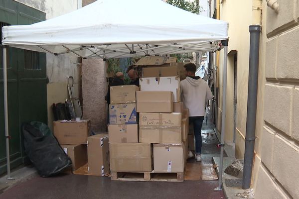 Face à l'afflux de dons, cette palette en cours de préparation arrive à hauteur d'homme.