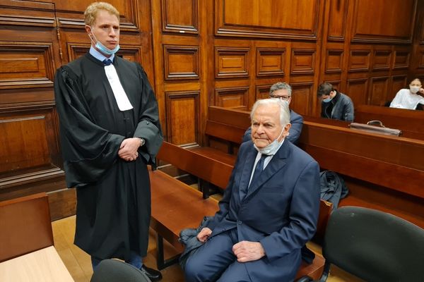 Me Christian Blazy et Bernard Magrez , mardi 27 avril 2021, au procès de ses agresseurs au tribunal de Bordeaux.