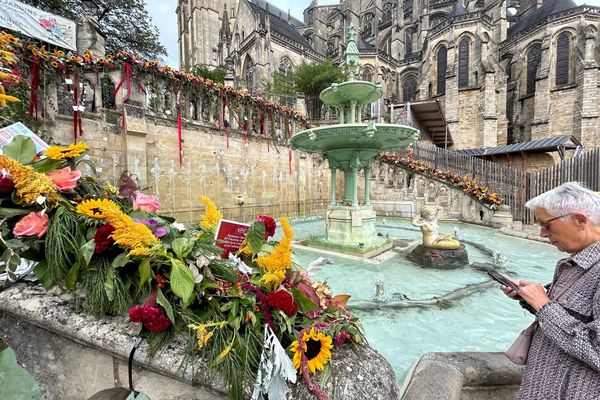 La fontaine, au pied de la cathédrale Saint-Julien, décorée de fleurs