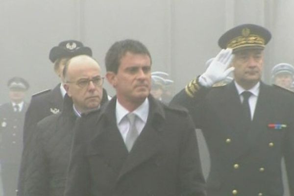 Le Premier ministre Manuel Valls à Beauvais avec les forces de l'ordre