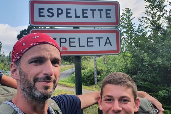 Tom et Nicolas à leur arrivée à Espelette, la fin de leur voyage. 