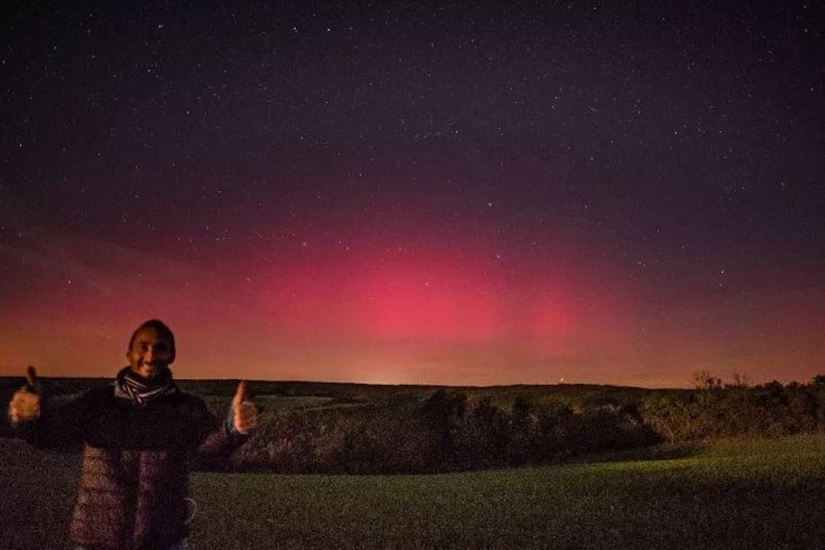 Captivating Photos of Northern Lights Over Val-Suzon, Côte-d’Or – Witnessed and Captured by Nicolas Drouhin