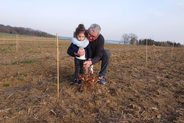 Pascal Lallemant et sa petite-fille, Charlotte, sur la parcelle où va se développer la forêt solidaire.