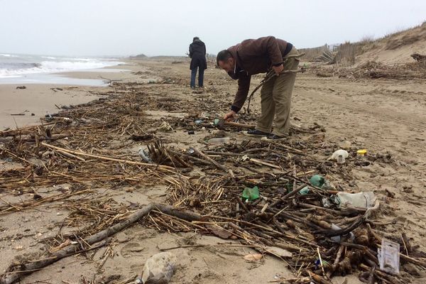 Après les crues, les 8km de plage de Fleury d'Aude sont saturés de déchets - 1/02/2017 