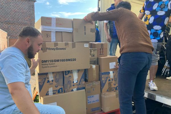 À Saint-Amand les eaux, le chargement d'un camion de cartons de premiers secours, de produits d'hygiène et de matériel médical pour le Maroc.