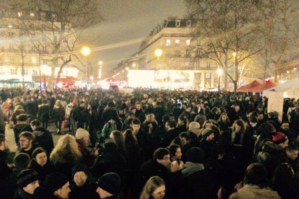 L'opération "Nuit Debout", place de la République, à Paris, dans la nuit de jeudi à vendredi.