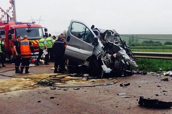 Les secours interviennent autour du minibus accidenté sur la D619, dans l'Aube, mardi 22 juillet 2014. ( MAXPPP)