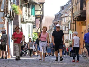 Les ruelles de Riquewihr (Haut-Rhin) envahies par les touristes.