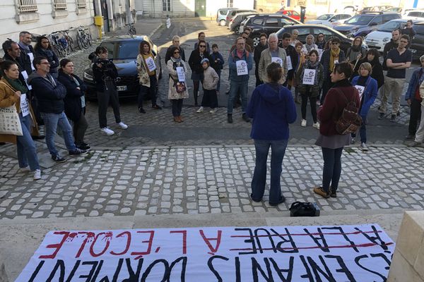 Ce mercedi 3 mai, une cinquantaine d'enseignants, parents d'élèves et représentants d'assocations se sont réunis devant le Conseil départemental d'Indre-et-Loire pour que plus aucun enfant ne dorme à la rue.