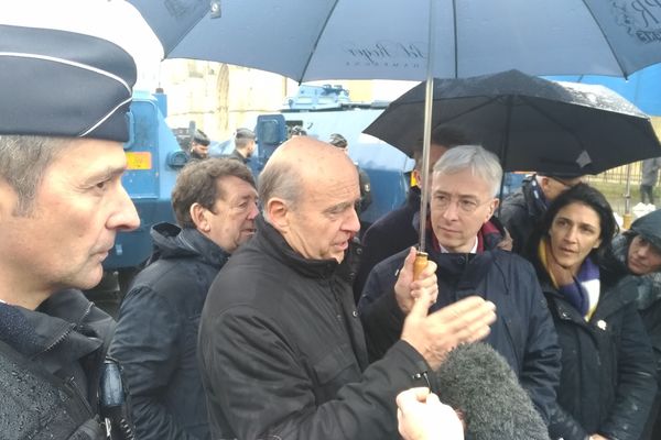 Alain Juppé et Didier Lallement inspectent le dipositif avant les manifestations de ce samedi 15 décembre.