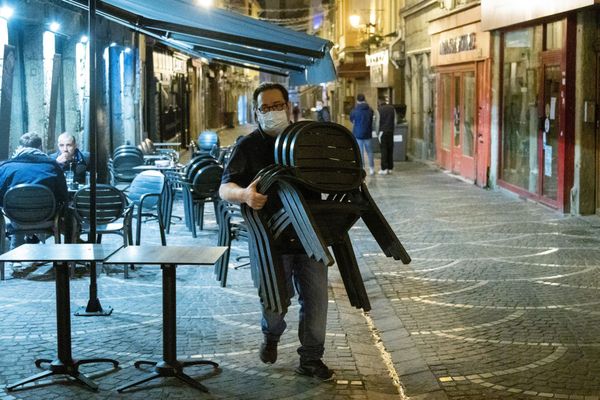 Le couvre-feu impose les bars et restaurants à fermer pour 21h.