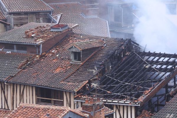 Les bâtiments incendiés rue de la Boucherie, à Limoges, fument toujours ce dimanche 18 février 2018