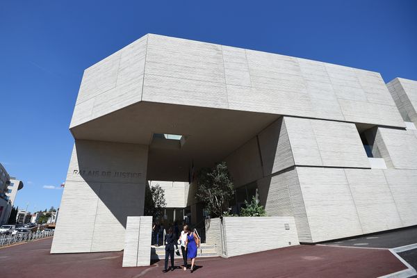 L'homme de 37 ans, un multirécidiviste originaire de Sarreguemines au nord-est de la France a écopé d'une peine d'emprisonnement assortie d'un mandat de dépôt prononcée par le tribunal de Béziers. Une condamnation pour des agressions commises le 15 août à Agde où le prévenu devait passer ses vacances.