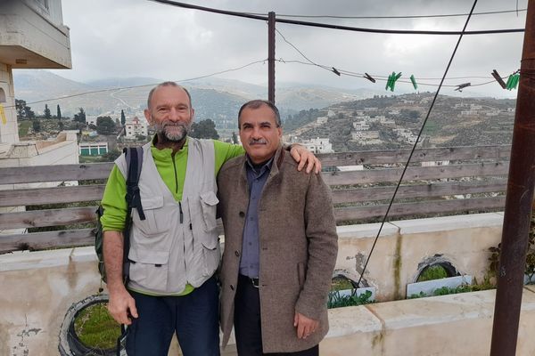 Xavier Favre (à gauche) et Jaber Abou Khalid, le maire d'Idna en Cisjordanie.