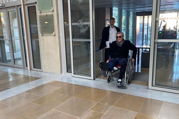 Philippe Saurel, maire de Montpellier et président de la métropole, à son arrivée au tribunal de grande instance de Montpellier, avec son avocat Gilles Gauer, avant son entrevue avec un juge d'instruction à propos des plaintes déposés contre lui par des élus des communes voisines de Montpellier.